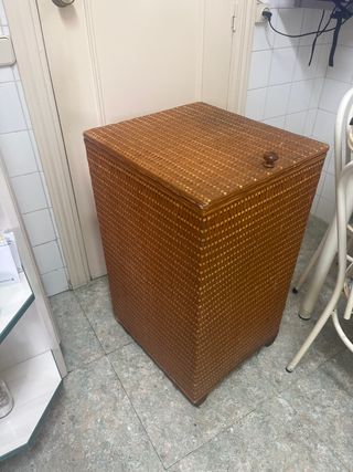 Cesto de mimbre y madera con tapa