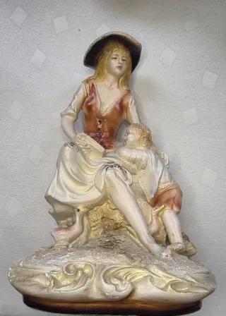 Escultura cerámica chica con niño y libro