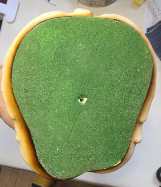 Escultura cerámica chica con niño y libro