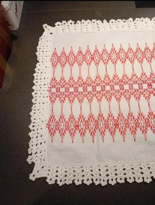 Centrotavola fatto a mano rosso e bianco