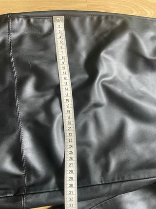 Pantalón Zara efecto piel negro talla M