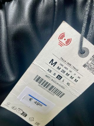 Pantalón Zara efecto piel negro talla M