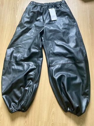 Pantalón Zara efecto piel negro talla M
