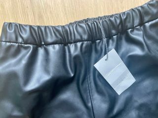 Pantalón Zara efecto piel negro talla M