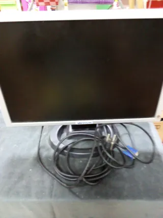 Pantalla Medion Blanca con cables