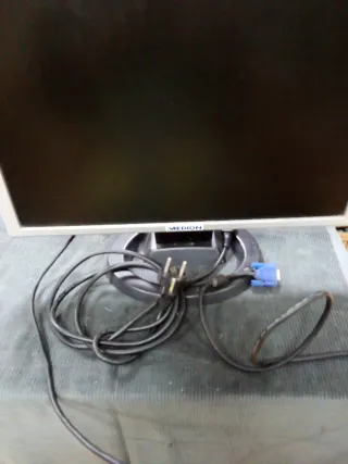 Pantalla Medion Blanca con cables