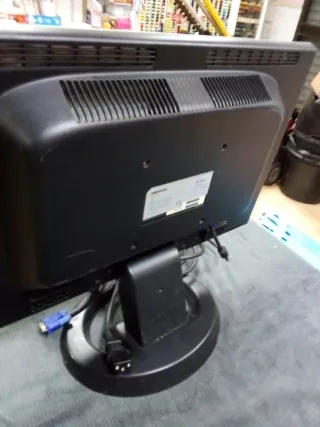 Pantalla Medion Blanca con cables