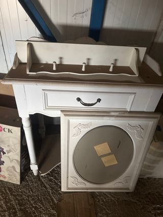 Mueble blanco con espejo y perchero