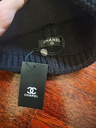 Cappello Chanel nero con logo bianco