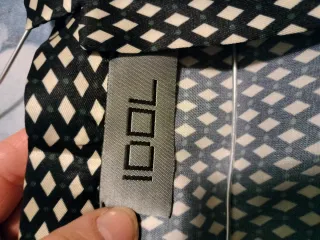 Abito con fantasia geometrica