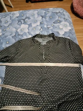 Abito con fantasia geometrica