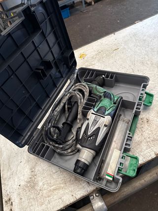 Taladro percutor Hitachi con maletín