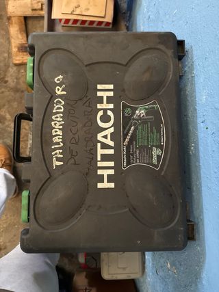 Taladro percutor Hitachi con maletín