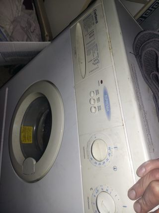 Lavadora blanca frontal