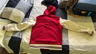 Chaqueta estilo futbol americano roja y blanca