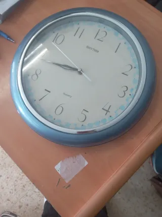 Reloj de Pared Rhythm Azul y Blanco