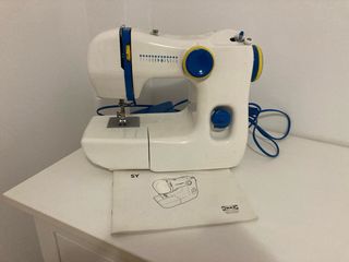 Máquina de coser blanca y azul ikea