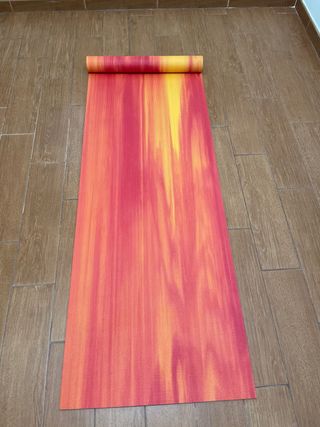 Esterilla de yoga naranja y roja recogida