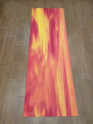 Esterilla de yoga naranja y roja recogida