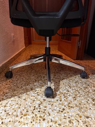 Silla ergonómica de oficina negra