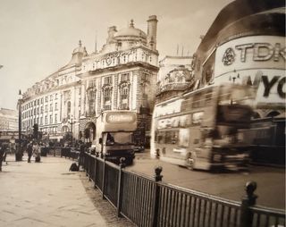 Pareja de cuadros de Londres firmados.