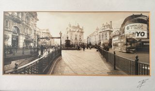 Pareja de cuadros de Londres firmados.