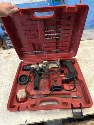 Taladro percutor con maletín y brocas