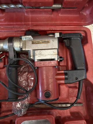 Taladro percutor con maletín y brocas