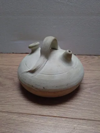 Botijo antiguo de cerámica