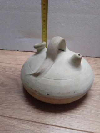 Botijo antiguo de cerámica