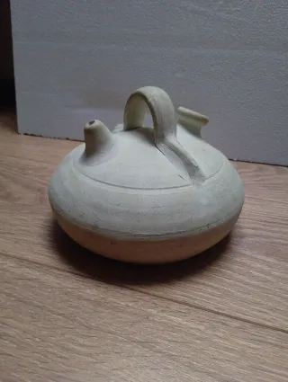 Botijo antiguo de cerámica