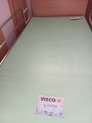 Cama geriátrica con colchón viscoelástico