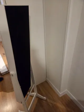 Espejo joyero de pie blanco