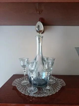 Set bottiglia e 4 bicchieri calice con vassoio