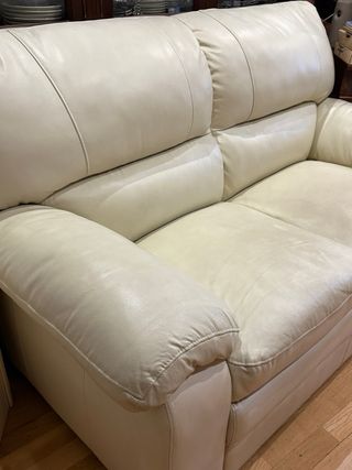Sofá de piel blanco roto