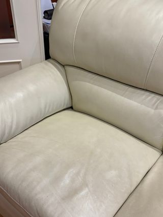 Sofá de piel blanco roto