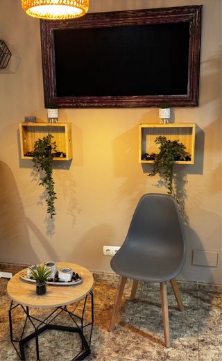 Dos mesitas y 3 sillas