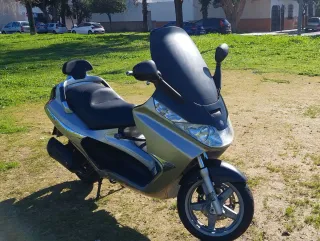 Piaggio x8 125.
