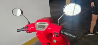 Moto Eléctrica Roja Estilo Scooter