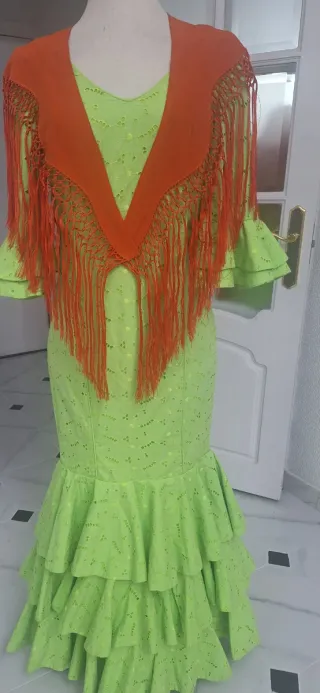 Traje Flamenca Verde con Chal Naranja