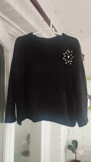 Jersey negro con detalle de perlitas