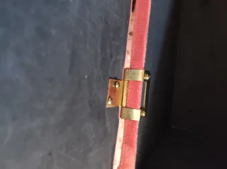 Zapatero / asiento de madera tapizado con ruedas