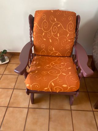 Poltrona a dondolo in tessuto e legno