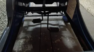 Coche a pedales clásico azul para niño