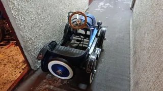 Coche a pedales clásico azul para niño