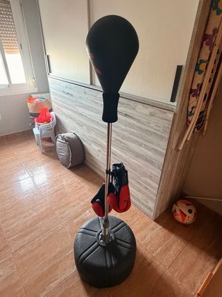 Saco de boxeo con guantes