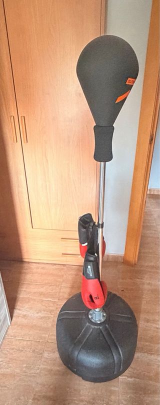 Saco de boxeo con guantes