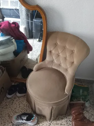 Sillón tapizado beige con detalles