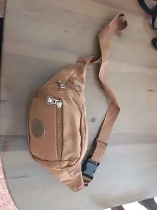 Riñonera de tela marrón con cremalleras