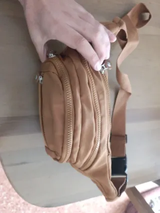 Riñonera de tela marrón con cremalleras